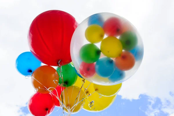 Luminosi palloncini colorati su sfondo cielo blu — Foto Stock