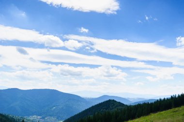 Dağlarda güneşli sonbahar manzara