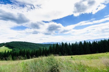 Dağlarda güneşli sonbahar manzara