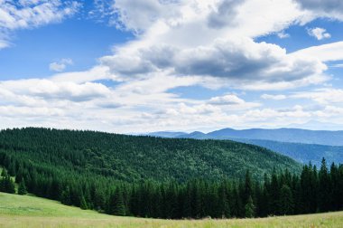 Dağlarda güneşli sonbahar manzara