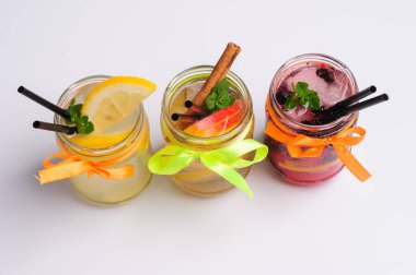 limon dilimleri ve pipetler ile soğuk limonata şişeleri