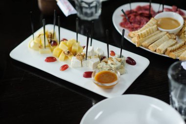 Restoranda tabaklarda güzel servis yemekleri