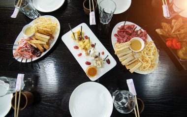 Restoranda tabaklarda güzel servis yemekleri