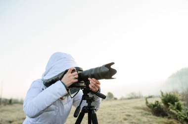 kamera ve tripod açık manzara pic alarak fotoğrafçı