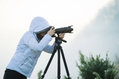 kamera ve tripod açık manzara pic alarak fotoğrafçı
