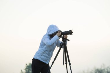 kamera ve tripod açık manzara pic alarak fotoğrafçı