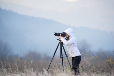 kamera ve tripod açık manzara pic alarak fotoğrafçı