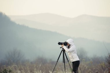 kamera ve tripod açık manzara pic alarak fotoğrafçı
