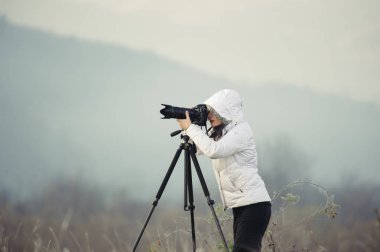 kamera ve tripod açık manzara pic alarak fotoğrafçı