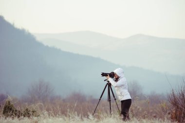 kamera ve tripod açık manzara pic alarak fotoğrafçı