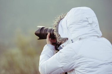 kamera ve tripod açık manzara pic alarak fotoğrafçı