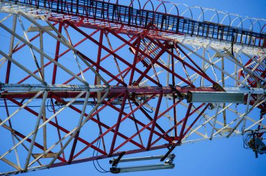 Mavi gökyüzü üzerinde telekomünikasyon radyo sinyal kulesi