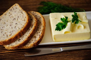 bir masa üzerinde tereyağı parçası