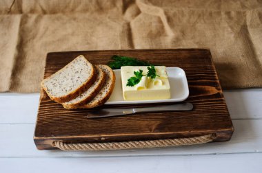 bir masa üzerinde tereyağı parçası