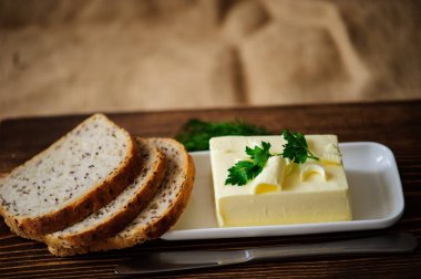 bir masa üzerinde tereyağı parçası