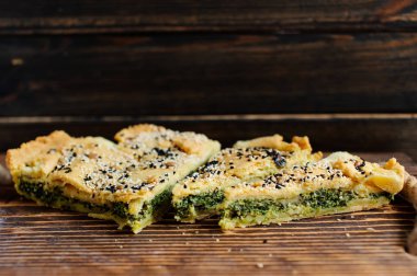 Beyaz ahşap tahta üzerinde ev yapımı ıspanak fransız pasta