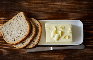 bir masa üzerinde tereyağı parçası