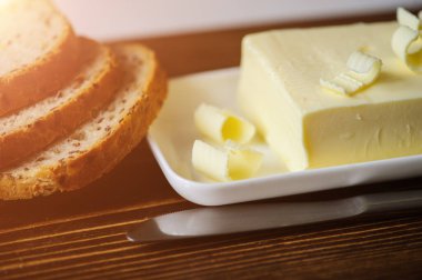 bir masa üzerinde tereyağı parçası