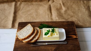 bir masa üzerinde tereyağı parçası