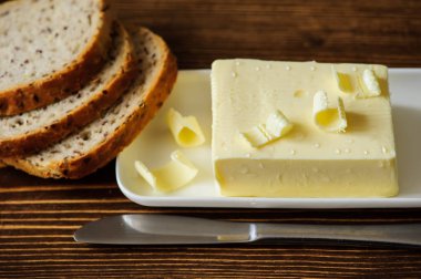 bir masa üzerinde tereyağı parçası