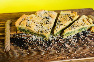 Ahşap bir tahta üzerinde ev yapımı ıspanak fransız pasta