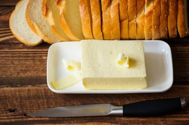 bir masa üzerinde tereyağı parçası