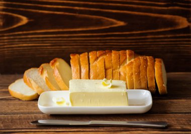 bir masa üzerinde tereyağı parçası