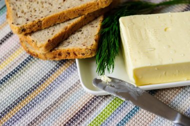 bir masa üzerinde tereyağı parçası