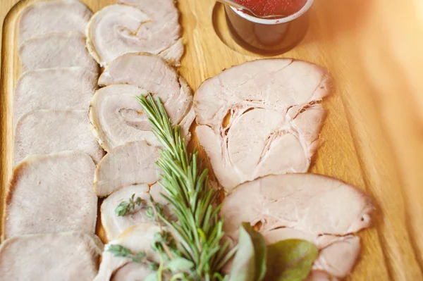 Snack bord serveras i restaurang — Stockfoto