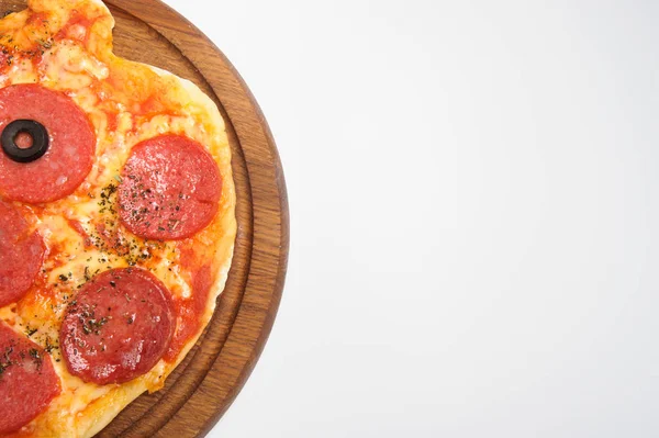 美味的比萨饼与西红柿和辣椒 - 薄糕点壳 — 图库照片