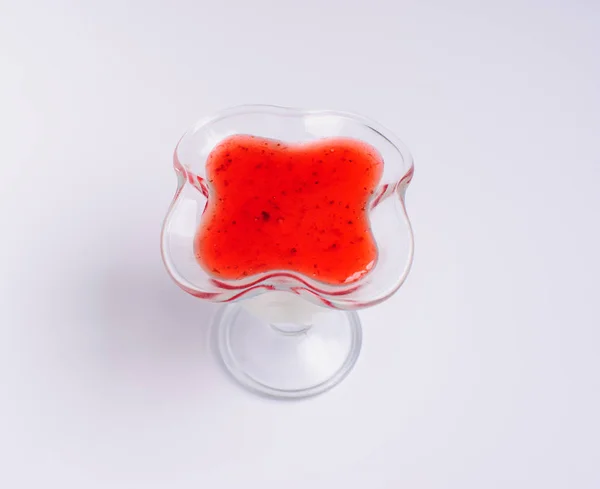 Fotografia ravvicinata di una panna cotta con fragole — Foto Stock