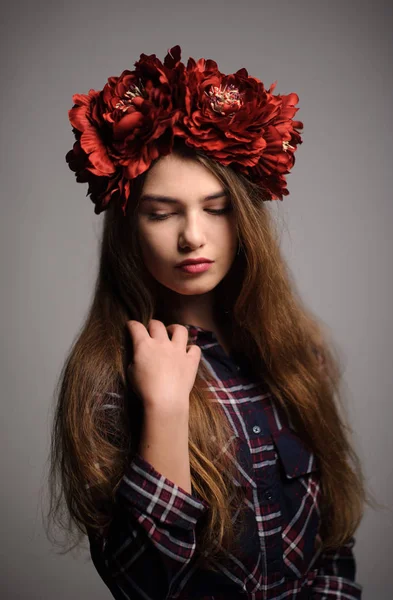 Retrato de uma menina beatiful com uma grinalda no estúdio — Fotografia de Stock