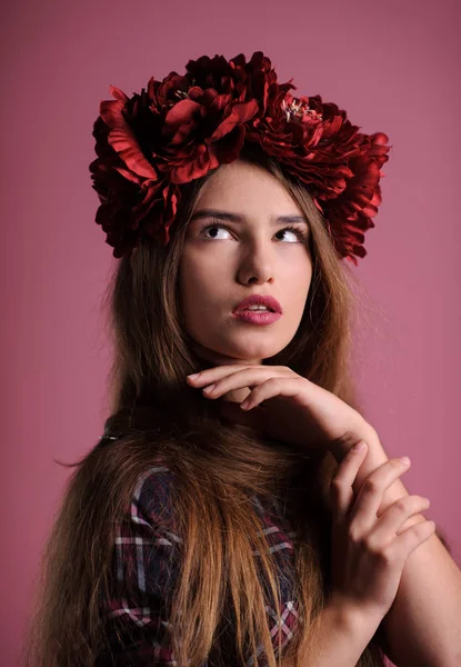 Portrait of a beatiful girl with a wreath in studio — Stock Photo, Image