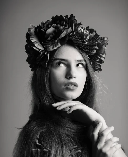 Portrait d'une fille béatifique avec une couronne en studio — Photo
