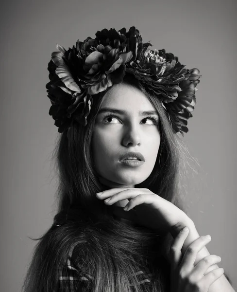 Retrato de uma menina beatiful com uma grinalda no estúdio — Fotografia de Stock