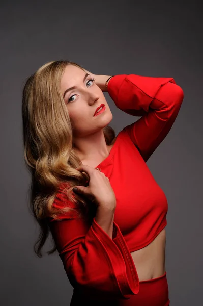 Imagem de moda de bela jovem loira vestindo vermelho dres — Fotografia de Stock
