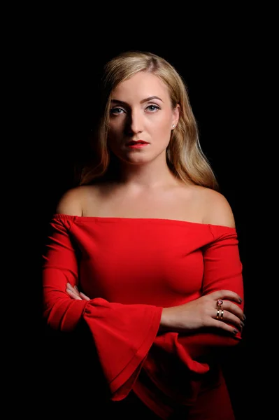 Mode bild av vackra unga blonda kvinnan bär Red DRES — Stockfoto