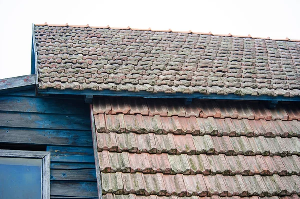 Vintage-Dach mit roten Ziegeln — Stockfoto