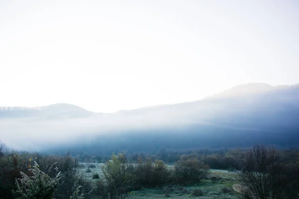 Paesaggio autunnale soleggiato in montagna — Foto Stock