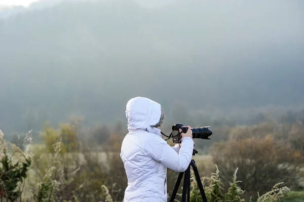 Kamera ve tripod açık manzara pic alarak fotoğrafçı — Stok fotoğraf