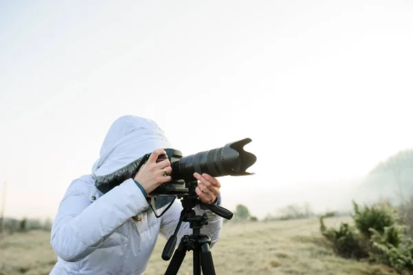 Photographer with camera and tripod outdoor taking landscape pic — Stock Photo, Image