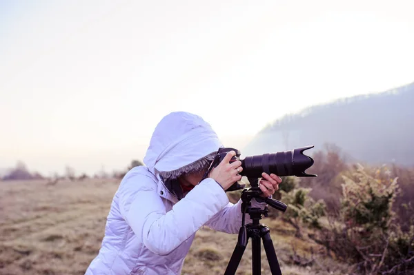 Kamera ve tripod açık manzara pic alarak fotoğrafçı — Stok fotoğraf