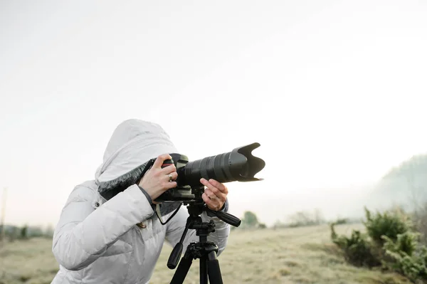 Fotograf mit Kamera und Stativ beim Fotografieren von Landschaft — Stockfoto