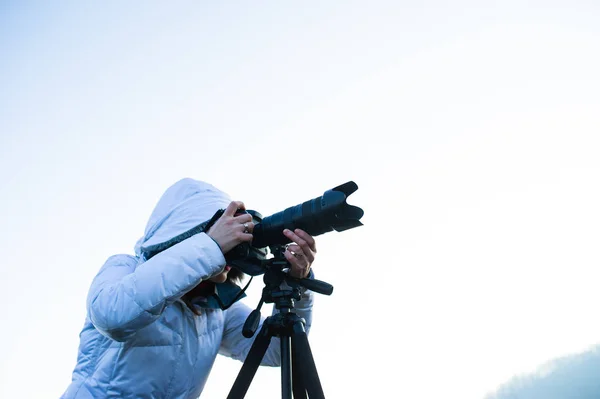 Photographer with camera and tripod outdoor taking landscape pic — Stock Photo, Image