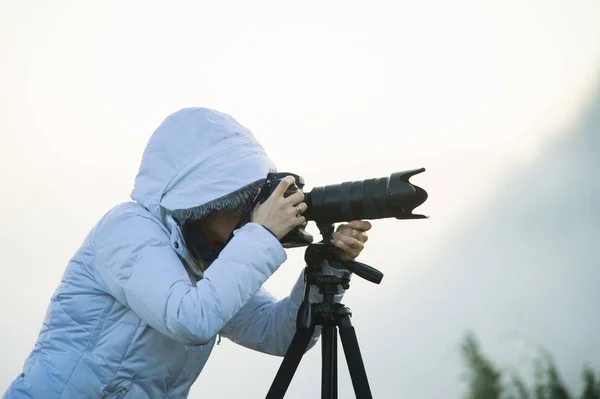 사진 작가 와 카메라 과 삼각대 야외 촬영 풍경 그림 — 스톡 사진