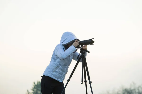 Photographer with camera and tripod outdoor taking landscape pic — Stock Photo, Image