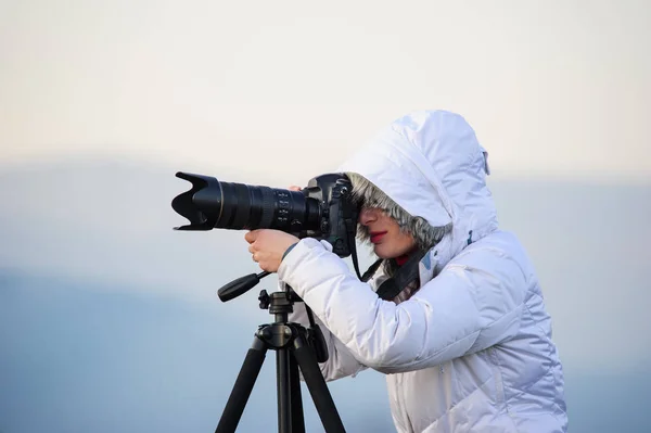 Fotógrafo com câmera e tripé ao ar livre levando foto paisagem — Fotografia de Stock