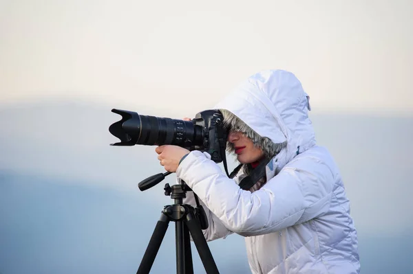 Fotograf mit Kamera und Stativ beim Fotografieren von Landschaft — Stockfoto