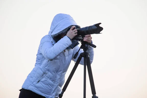 Фотограф с фотоаппаратом и штативом на открытом воздухе — стоковое фото