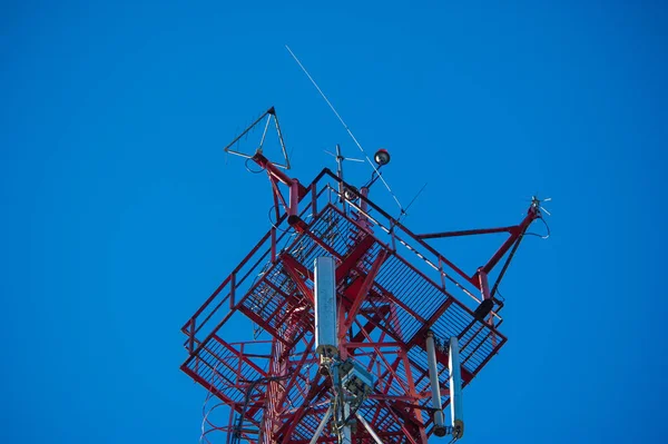 푸른 하늘 위에 통신 무선 신호 탑 — 스톡 사진